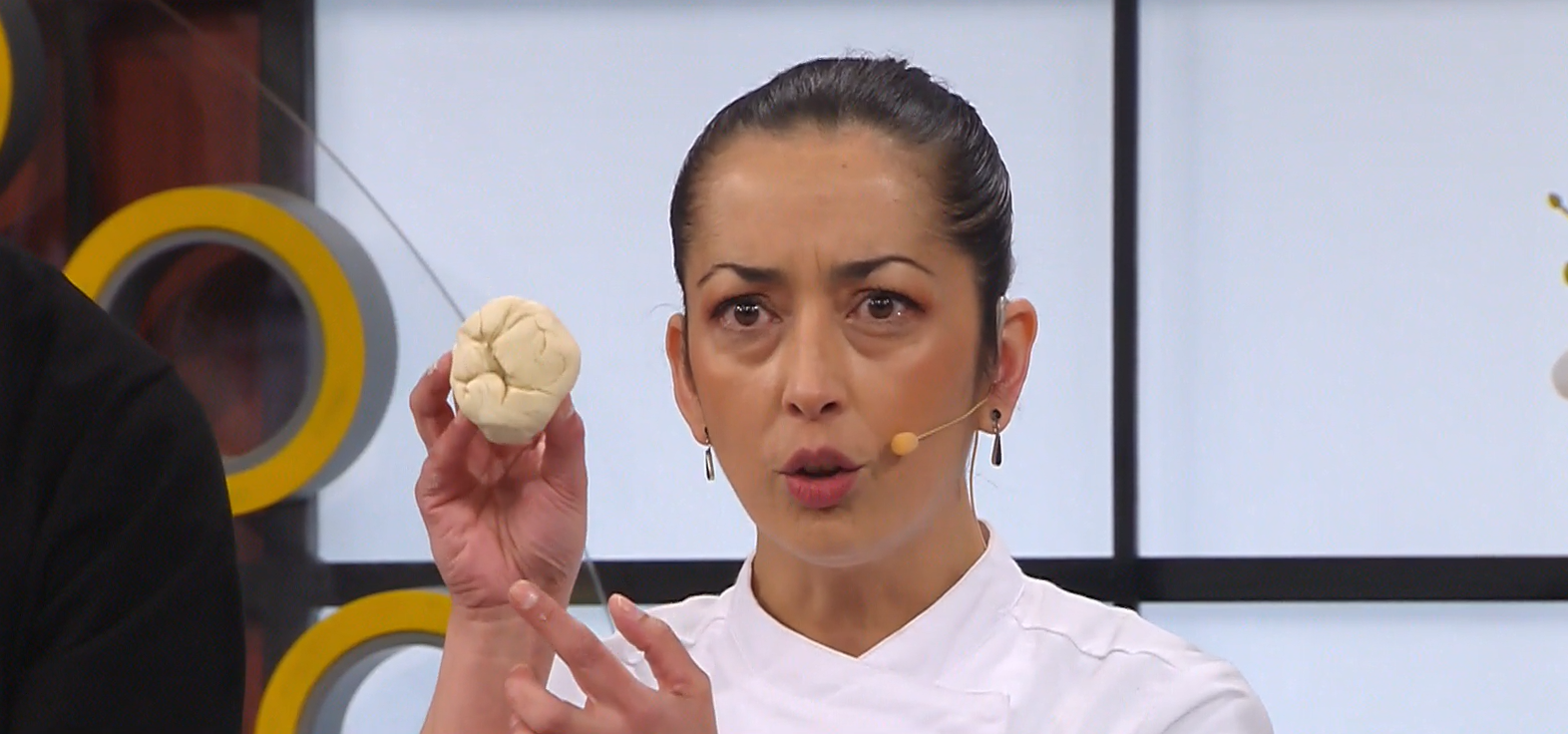 Chef Carolina Gómez muestra el "punto de agua" de un ovillo