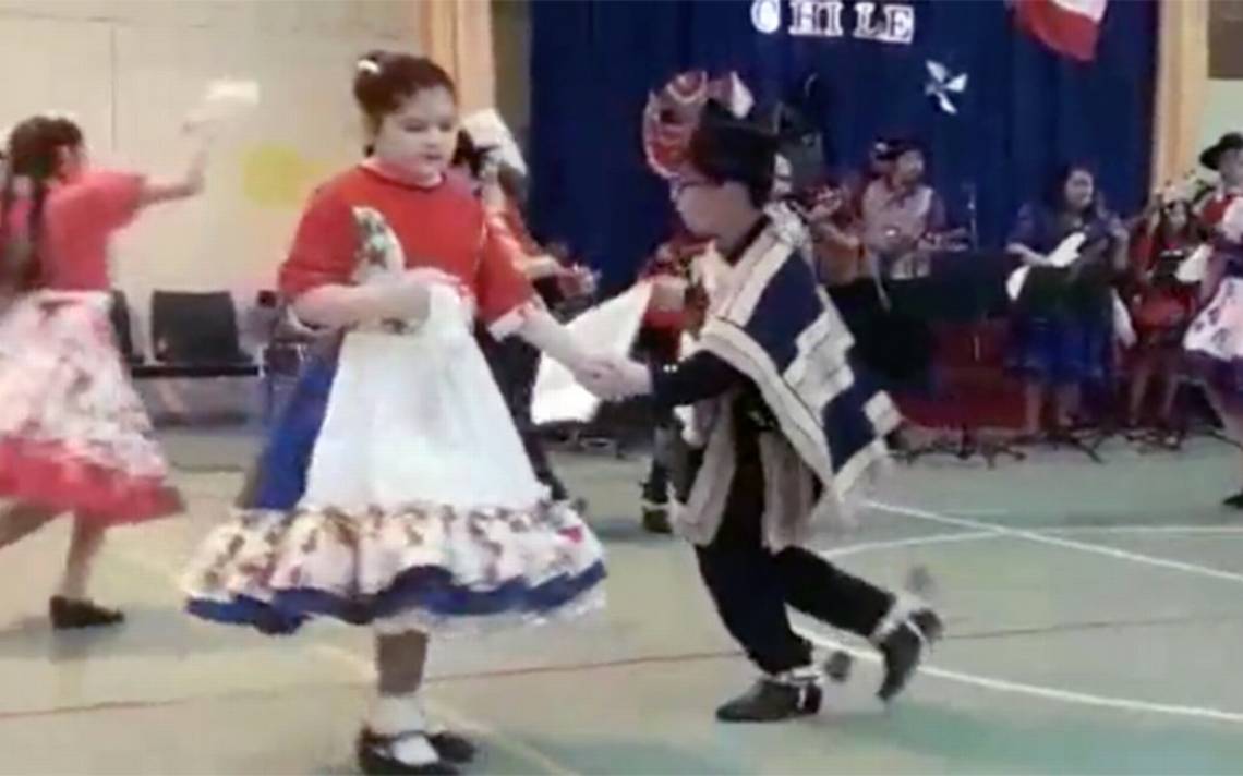 ¡Emocionante! Niño ayuda a bailar cueca a su compañera no vidente