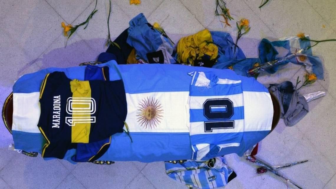 El féretro de Diego Armando Maradona cubierto de camisetas_.jpg