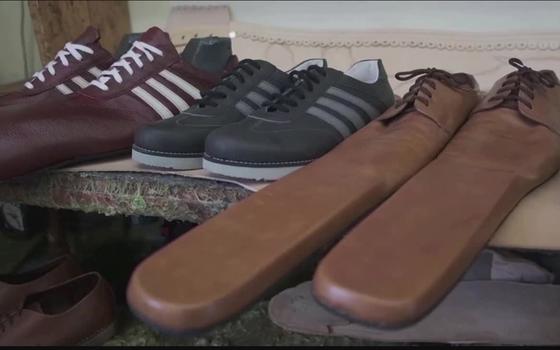 Comprimir Picotear piel Zapatero rumano crea zapatos gigantes para que personas respeten el  distanciamiento social -