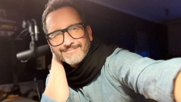 "Regresamos y, al día siguiente, falleció: Eduardo Fuentes reveló emotiva despedida a su madre tras gira de estudios