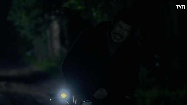 Emilio es atacado en la oscuridad del bosque
