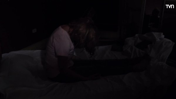 Una terrorífica fuerza invade el cuerpo de Sara
