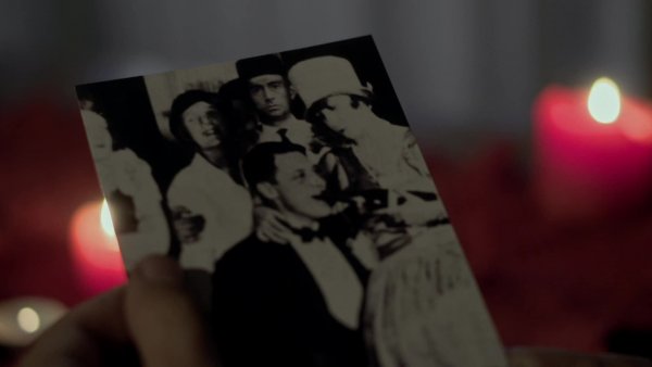 Fernanda ve al hombre misterioso en la foto
