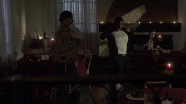 Un misterioso hombre llega al comedor del hotel
