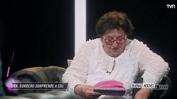 Doctora Cordero sorprende a Eduardo con regalos
