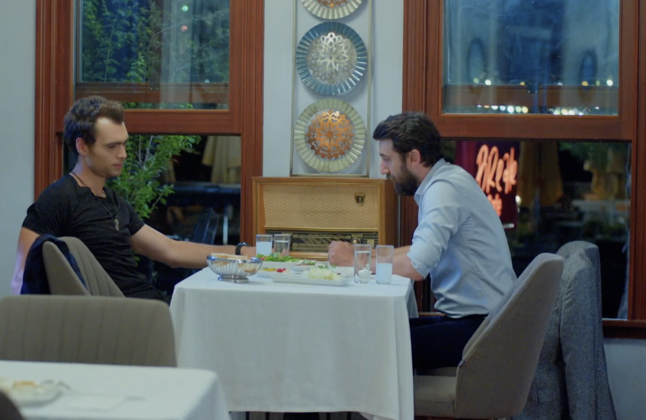 Hakan cerca de Deniz | Amor sin Recetas T1E26
