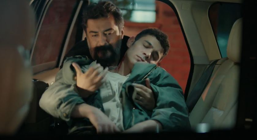 Akif deja a Kadir gravemente herido en el hospital
