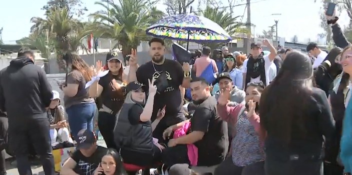 Miles de fanáticos esperan a Daddy Yankee en el Estadio Nacional
