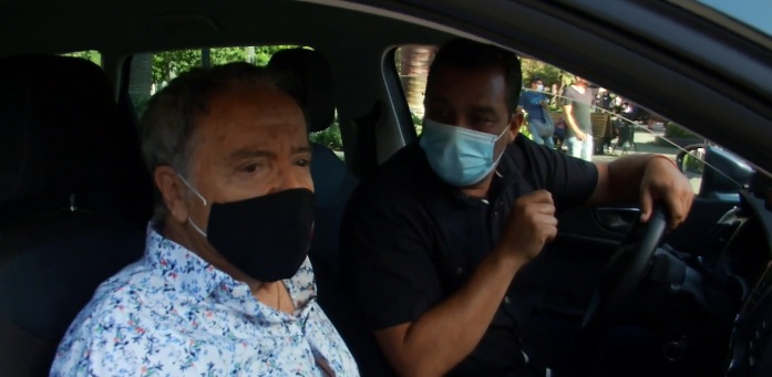 José Alfredo Fuentes se toma el "Carpool Karaoke" junto a Leo Castillo
