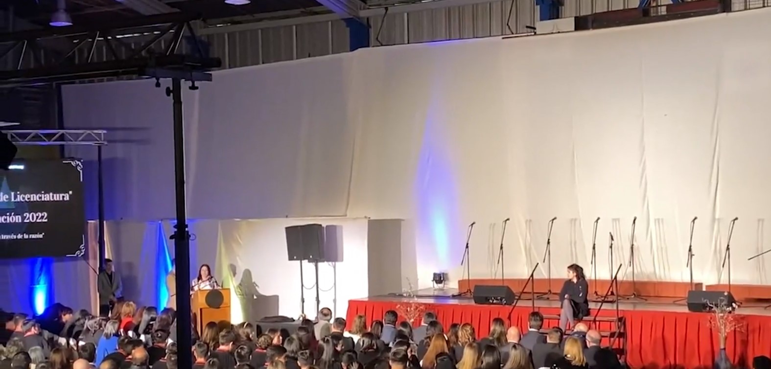 Padres acusan discriminación en la licenciatura de su hija
