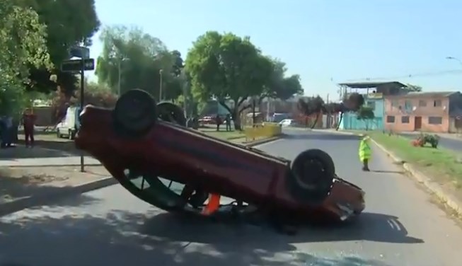 Conductor se dio a la fuga: Auto volcado termina en plena calle en Lo Prado
