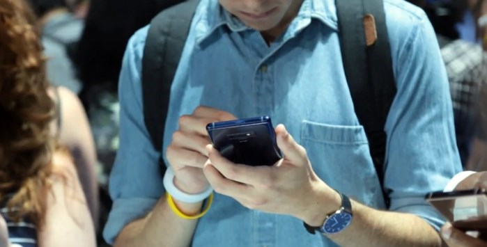 ¡Cuidado con el "cuello de texto"! Pasar mucho tiempo en el celular hace crecer la papada
