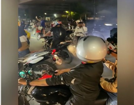 Carreras, drogas y armas en gran caravanas de motos en Halloween
