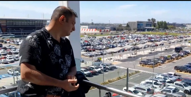 "Mi casa es un aeropuerto": ¿Cómo es vivir en en el terminal aéreo de Santiago?
