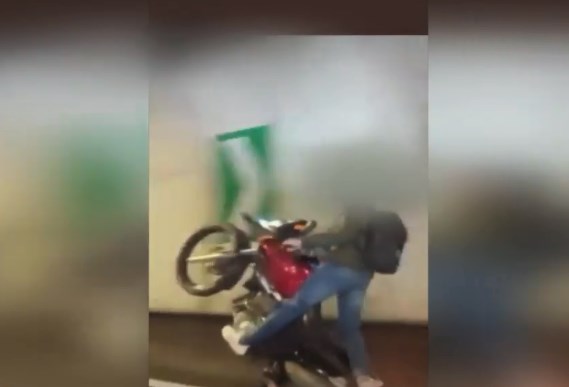 Peligro al volante: Se graban haciendo piruetas en moto
