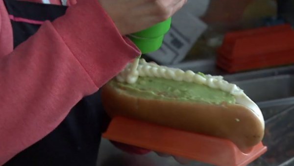 Completos mojados y pichangas: La ruta gastronómica de Talca

