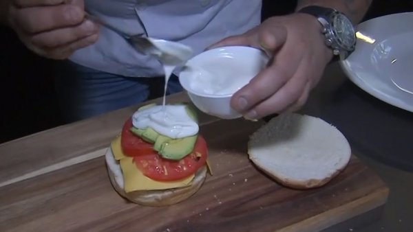 Preparamos el "Boric Luco" junto a Benja y el chef Braulio
