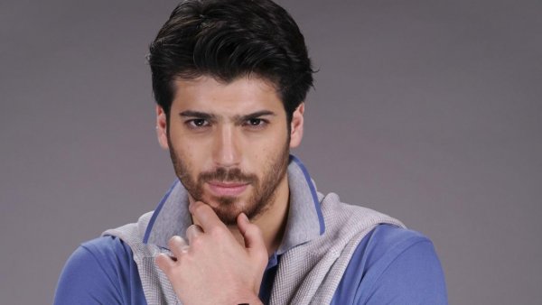 Can Yaman es Ferit Aslan
