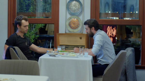 Hakan cerca de Deniz | Amor sin Recetas T1E26
