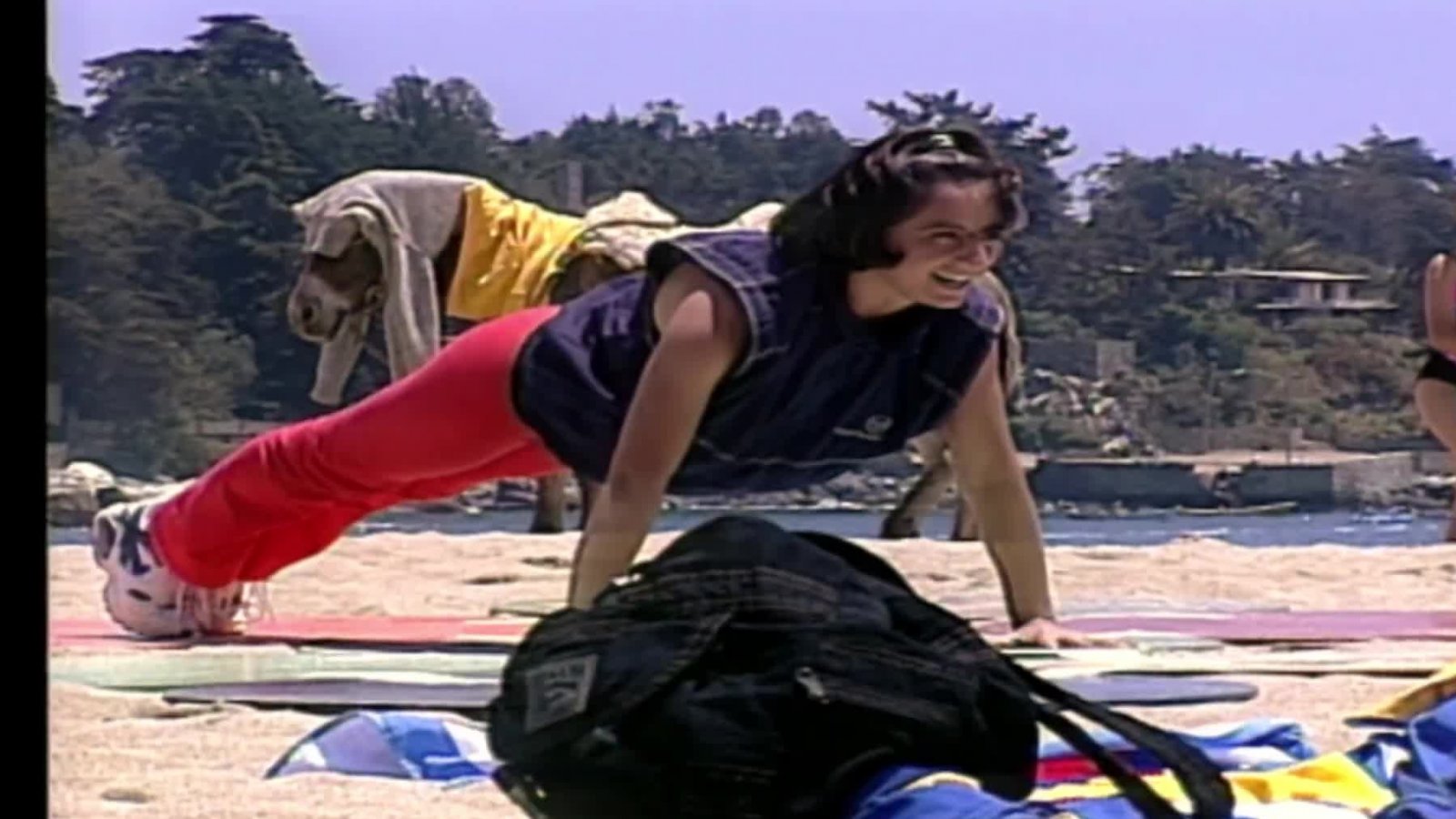 Susana realiza una clase de aeróbica en la playa
