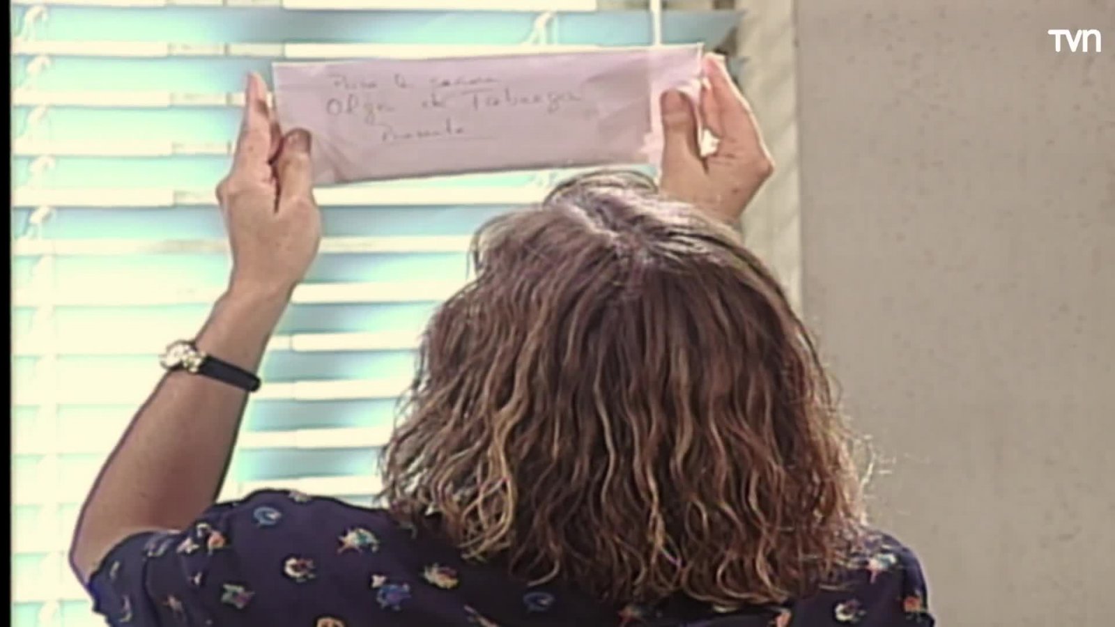 Luisa abre la carta de Segundo
