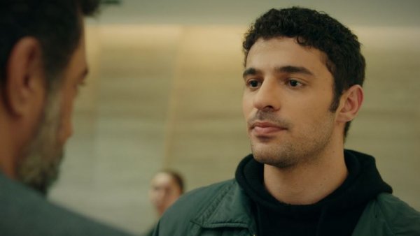 Kadir frente a Akif | Todo por mi familia - T1E4
