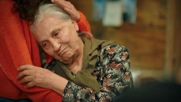Hermanos, ¿Quién es ella?

