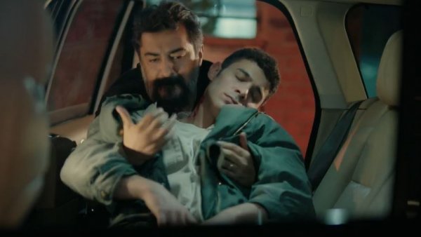 Akif deja a Kadir gravemente herido en el hospital
