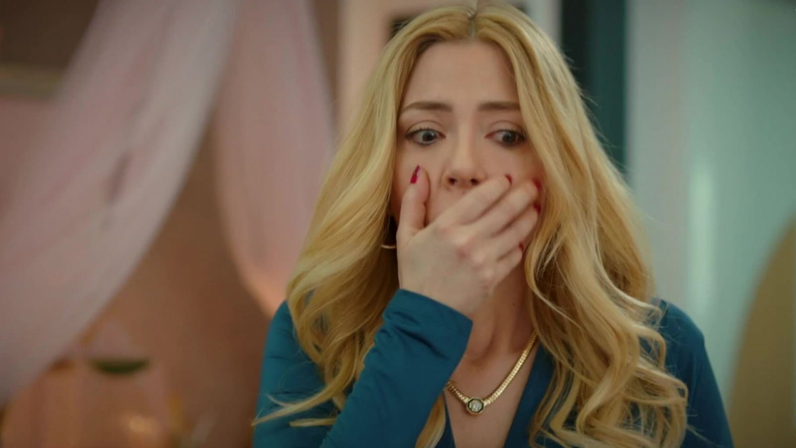 Susan le confiesa a Nebahat que espera un hijo de Akif
