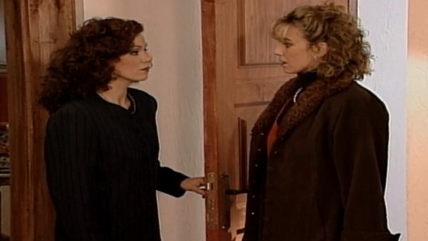 Rojo y Miel Capítulo 35: Carla delata a Valeria
