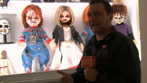 Conoce al mayor coleccionista del país de Chucky, el muñeco diabólico
