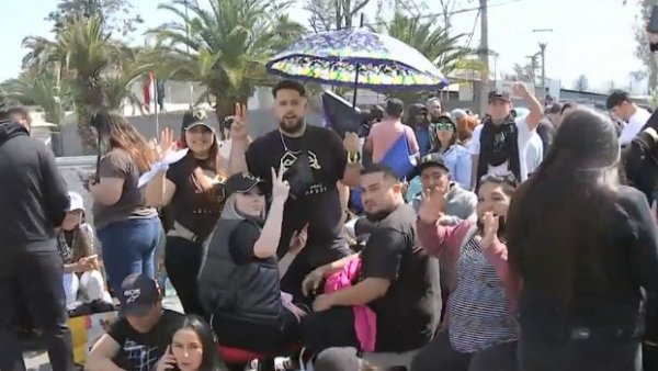 Miles de fanáticos esperan a Daddy Yankee en el Estadio Nacional
