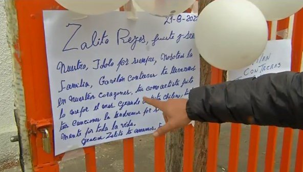 Seguidores rinden homenaje a Zalo Reyes en su hogar de Conchalí
