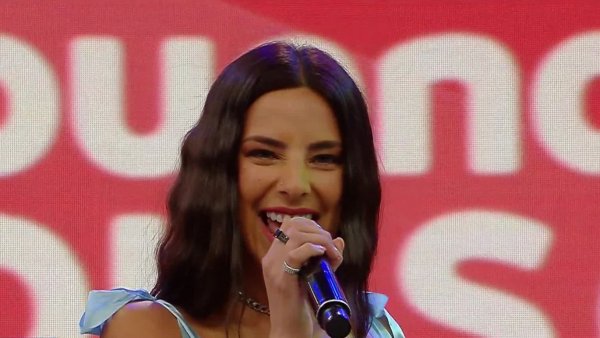 Daniela Castillo nos presentó su nuevo single y repasó sus grandes éxitos
