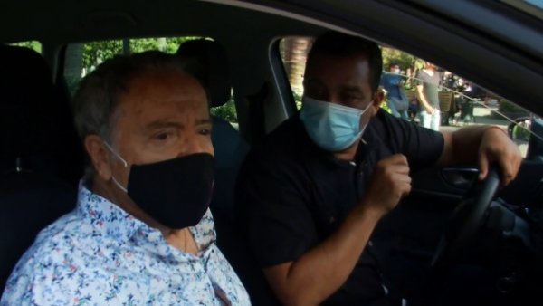 José Alfredo Fuentes se toma el "Carpool Karaoke" junto a Leo Castillo
