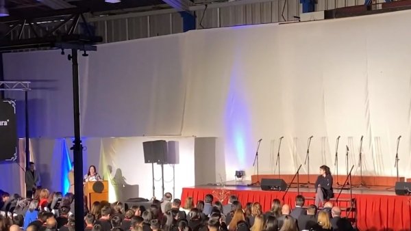 Padres acusan discriminación en la licenciatura de su hija
