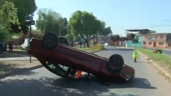 Conductor se dio a la fuga: Auto volcado termina en plena calle en Lo Prado
