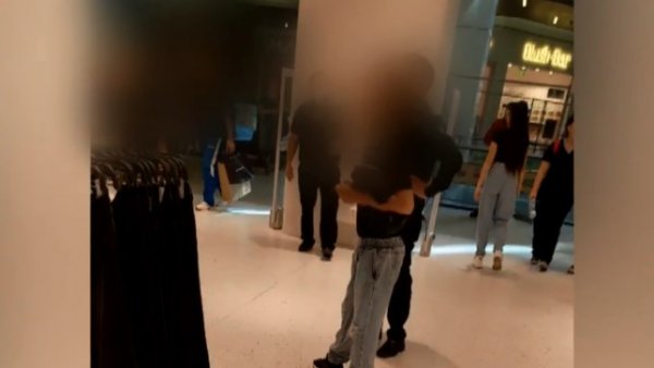 Clienta denuncia el robo y amenaza con arma al interior de tienda de mall
