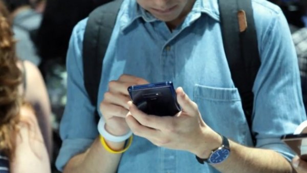 ¡Cuidado con el "cuello de texto"! Pasar mucho tiempo en el celular hace crecer la papada
