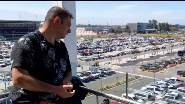 "Mi casa es un aeropuerto": ¿Cómo es vivir en en el terminal aéreo de Santiago?

