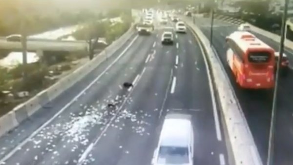 Delincuentes lanzaron $10 millones durante persecución en autopista Costanera Norte
