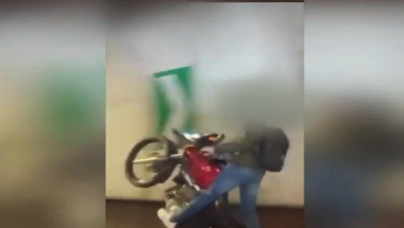 Peligro al volante: Se graban haciendo piruetas en moto
