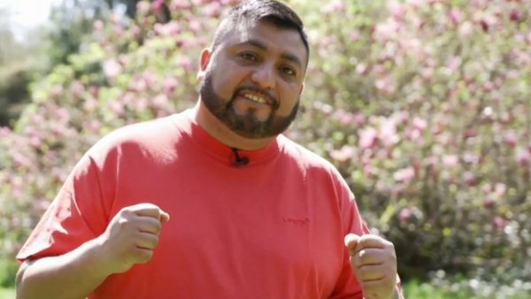 "Camiseteados": Julio Correa ayuda y cambia el destino de niñas, niños y adolescentes en Valdivia
