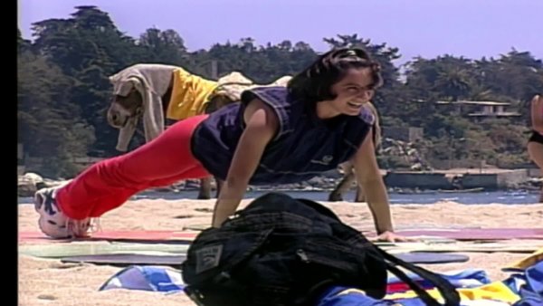 Susana realiza una clase de aeróbica en la playa
