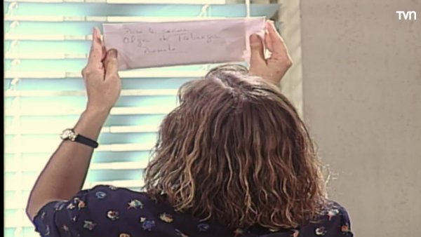 Luisa abre la carta de Segundo
