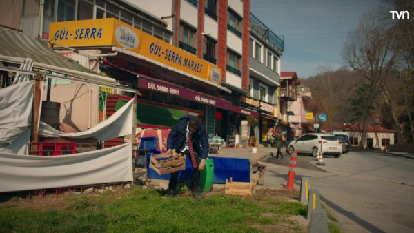 Omer le propone a Ogulcan vender agua
