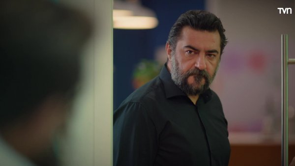 Asiye se entera que fue Akif quien mandó a Kadir a la cárcel
