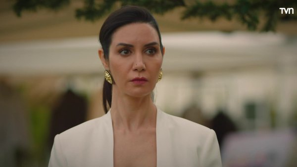 Akif anuncia en un evento público que Susan es la madre de Omer
