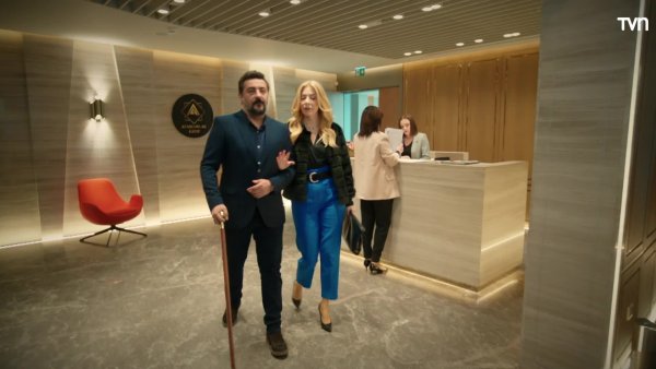 Susan llega a la empresa de Akif para tomar el lugar de su marido
